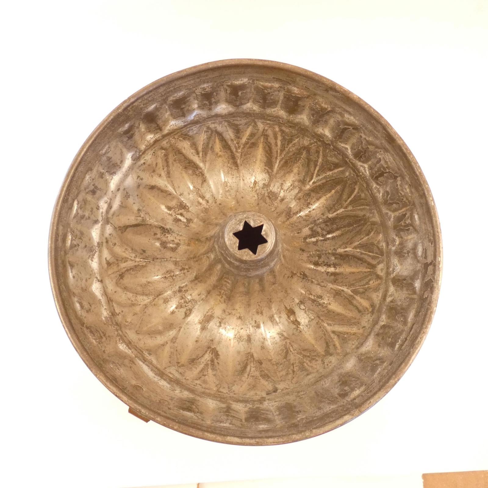 Wagner Antique ornate thick/heavy gauge large copper bundt cake mold w/star