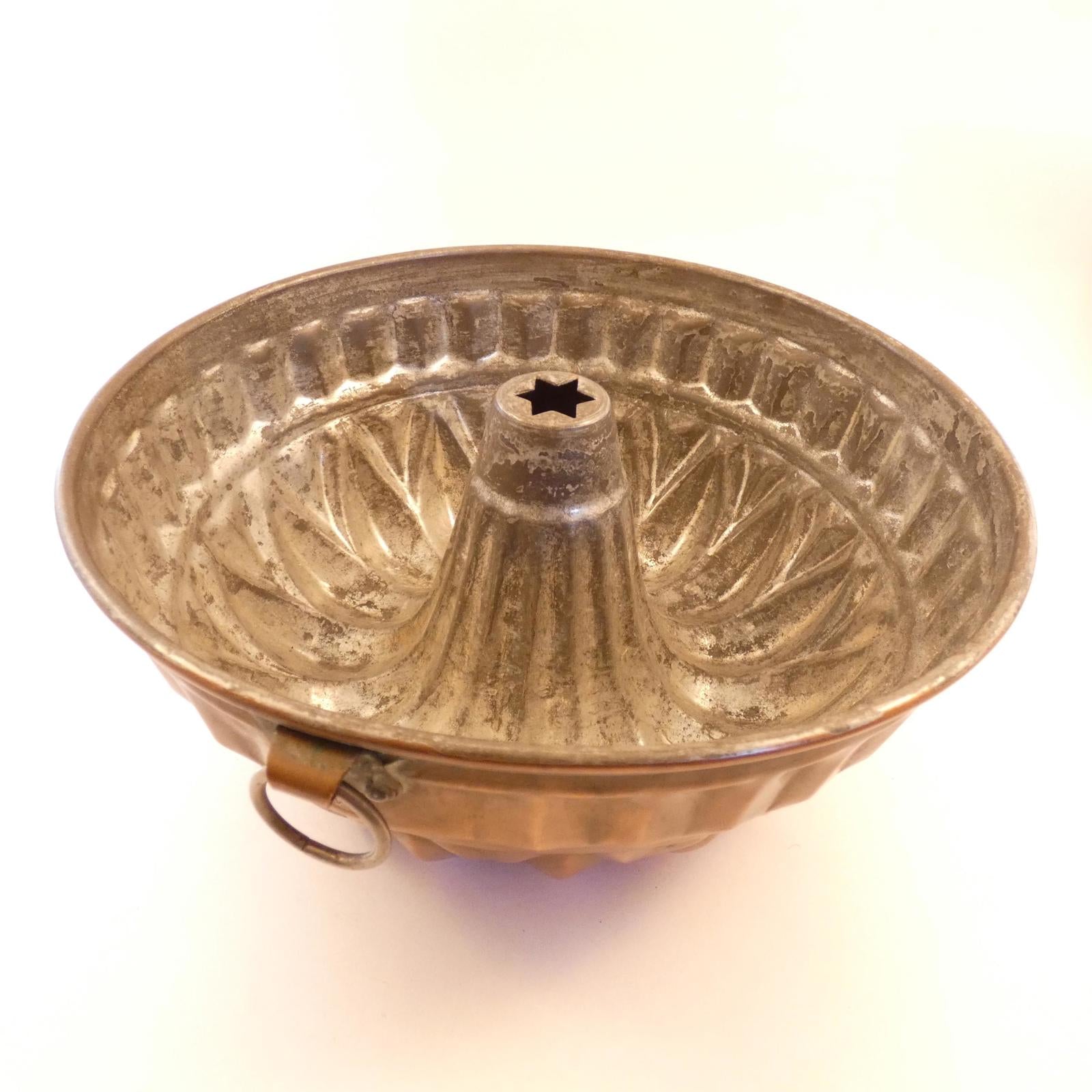 Wagner Antique ornate thick/heavy gauge large copper bundt cake mold w/star